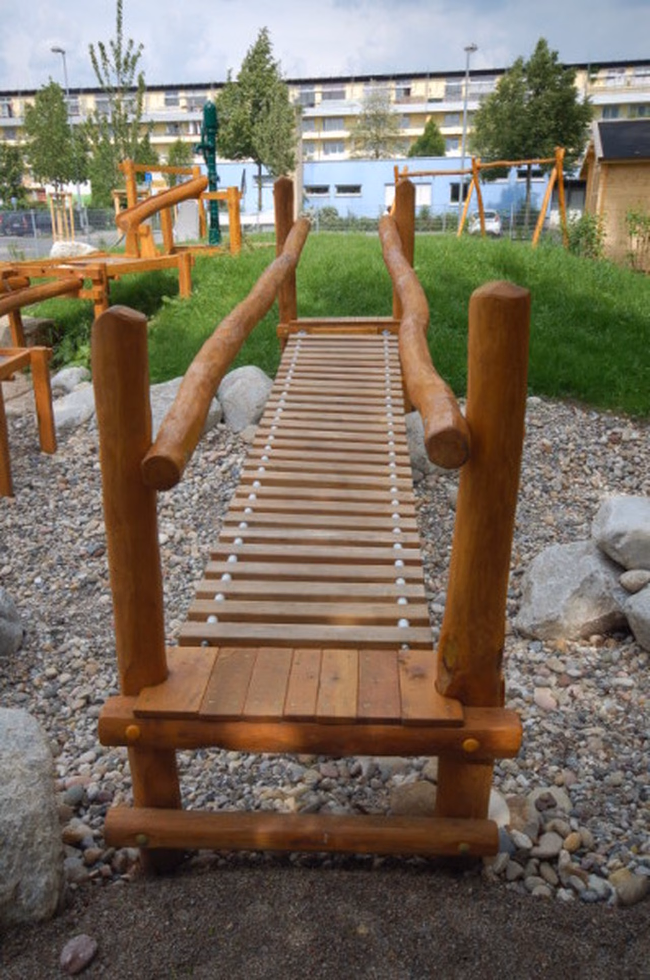 Balancierbrücke aus Holz