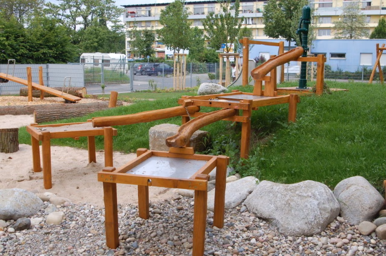 Holzrinnen für das Spiel mit Wasser