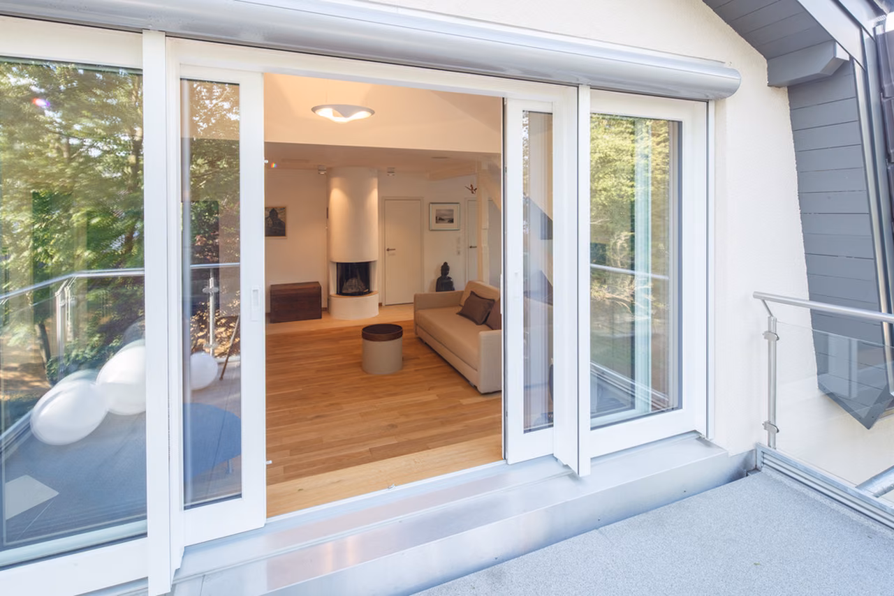 Blick vom Balkon in den Wohnraum