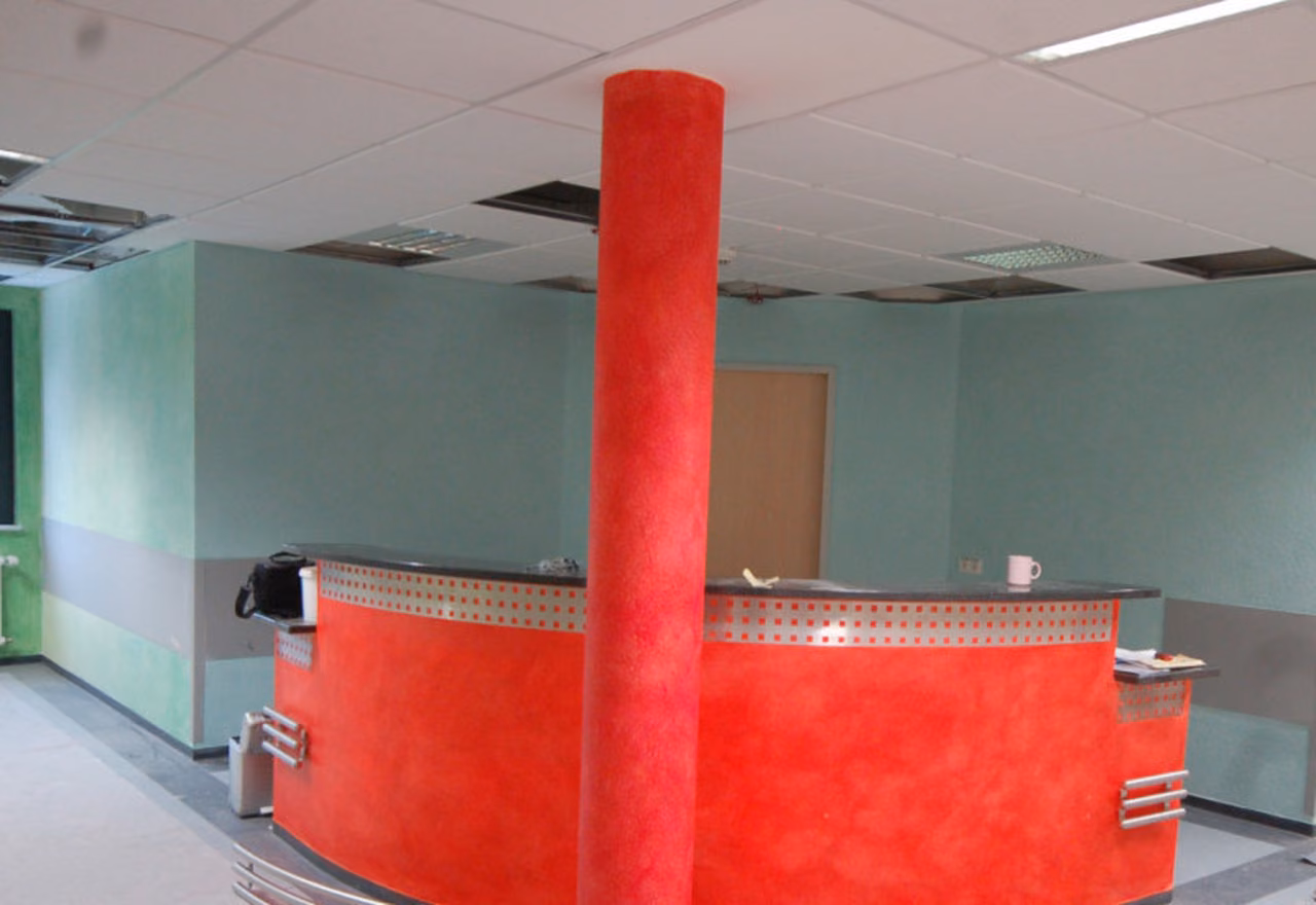Empfangstheke in Rot mit roter Säule