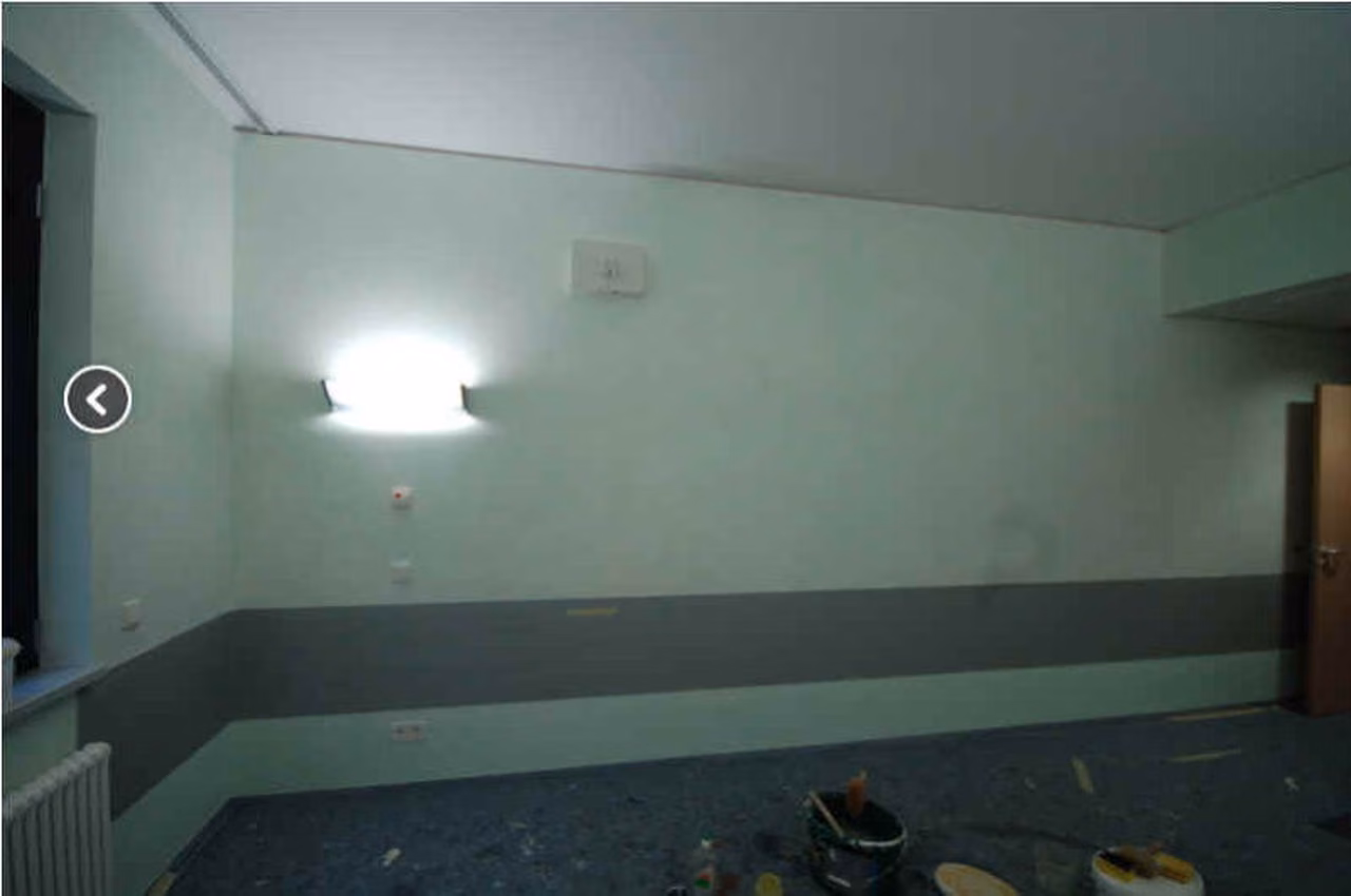 Zimmer mit grünlich lasierter Wand