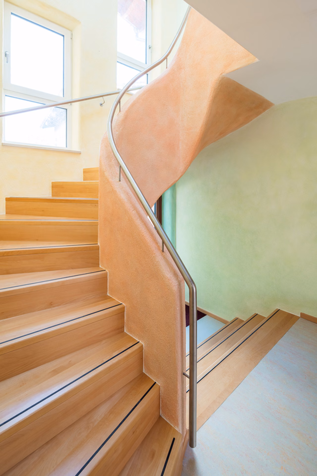 Holztreppe mit geschwungenem Handlauf