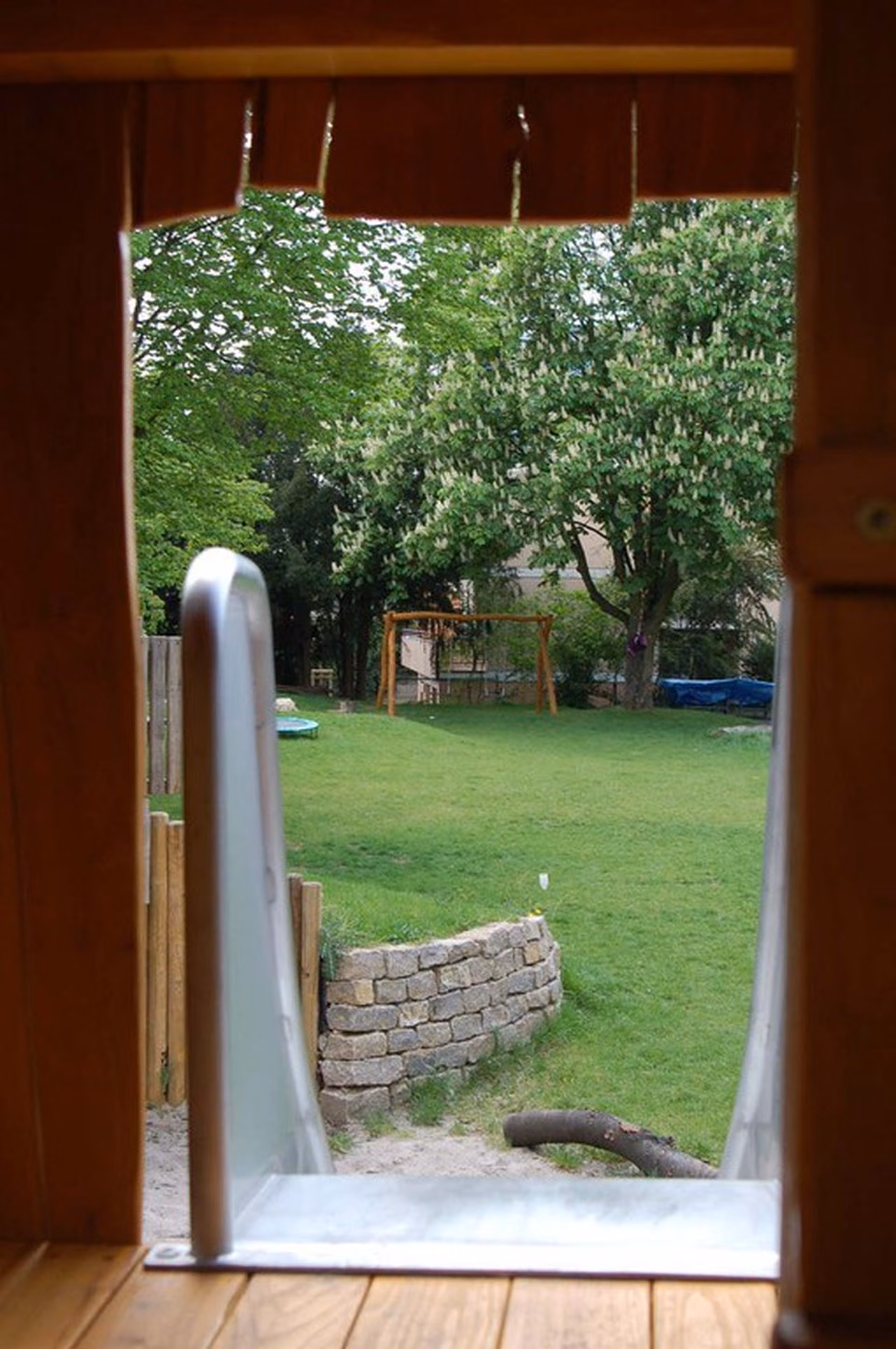 Tür zum Garten mit Rutsche
