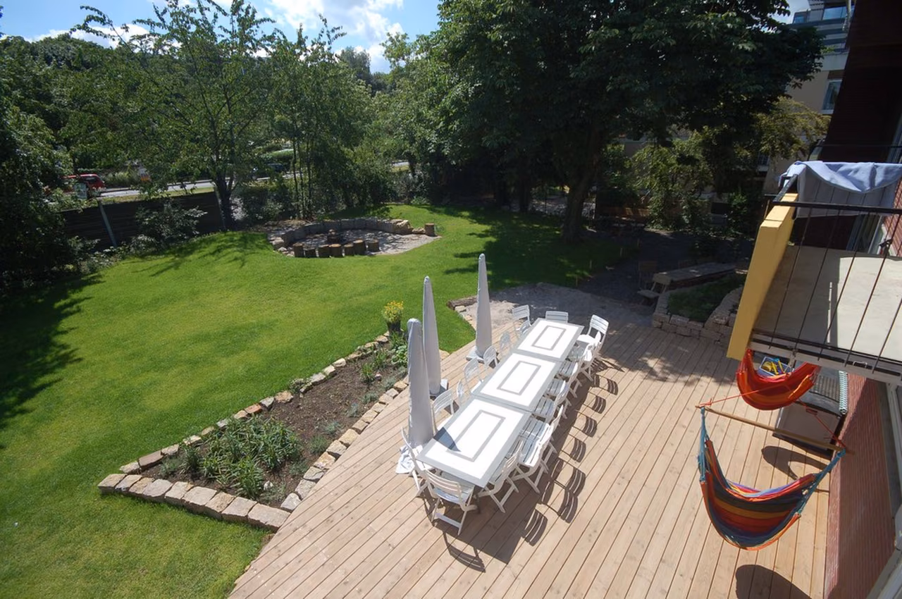 Terrasse und Garten mit Hängematte