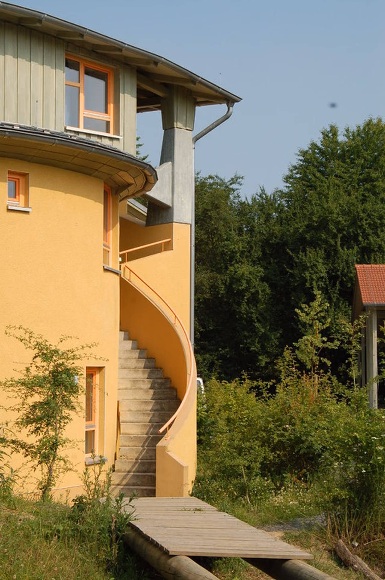 Turm mit außenliegender Wendeltreppe