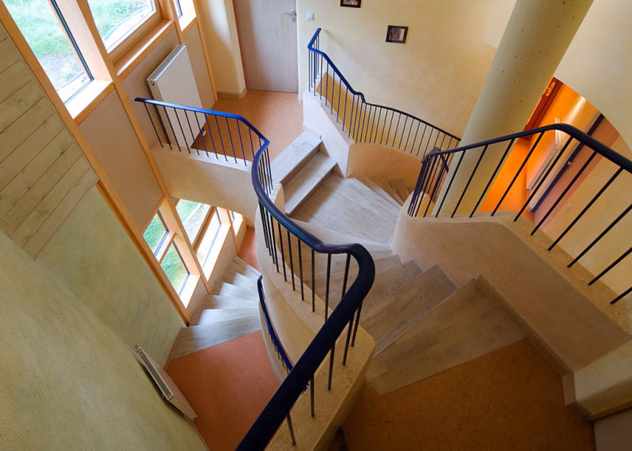 Geschwungene Treppe mit Oberlicht