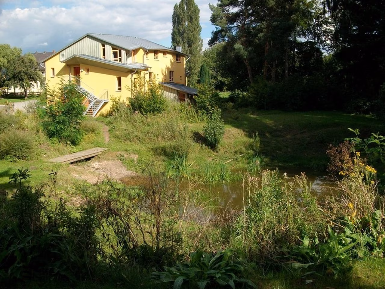 Gebäude mit Holzbalkonen im Grünen