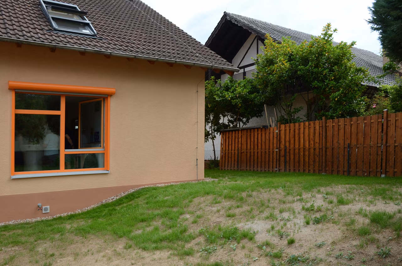 Anbau mit großem Fenster zur Rasenfläche