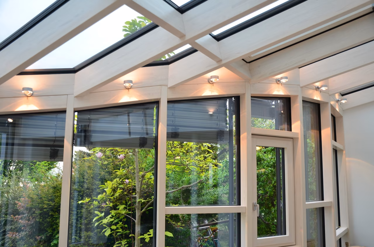 Glasdach des Wintergartens mit Blick in den Garten
