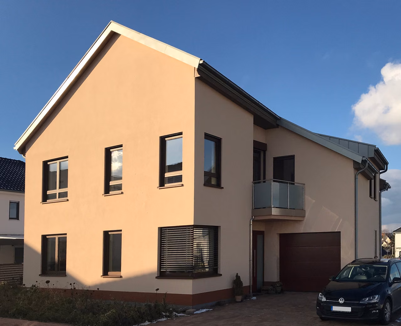 Wohnhaus mit Garage und Balkon