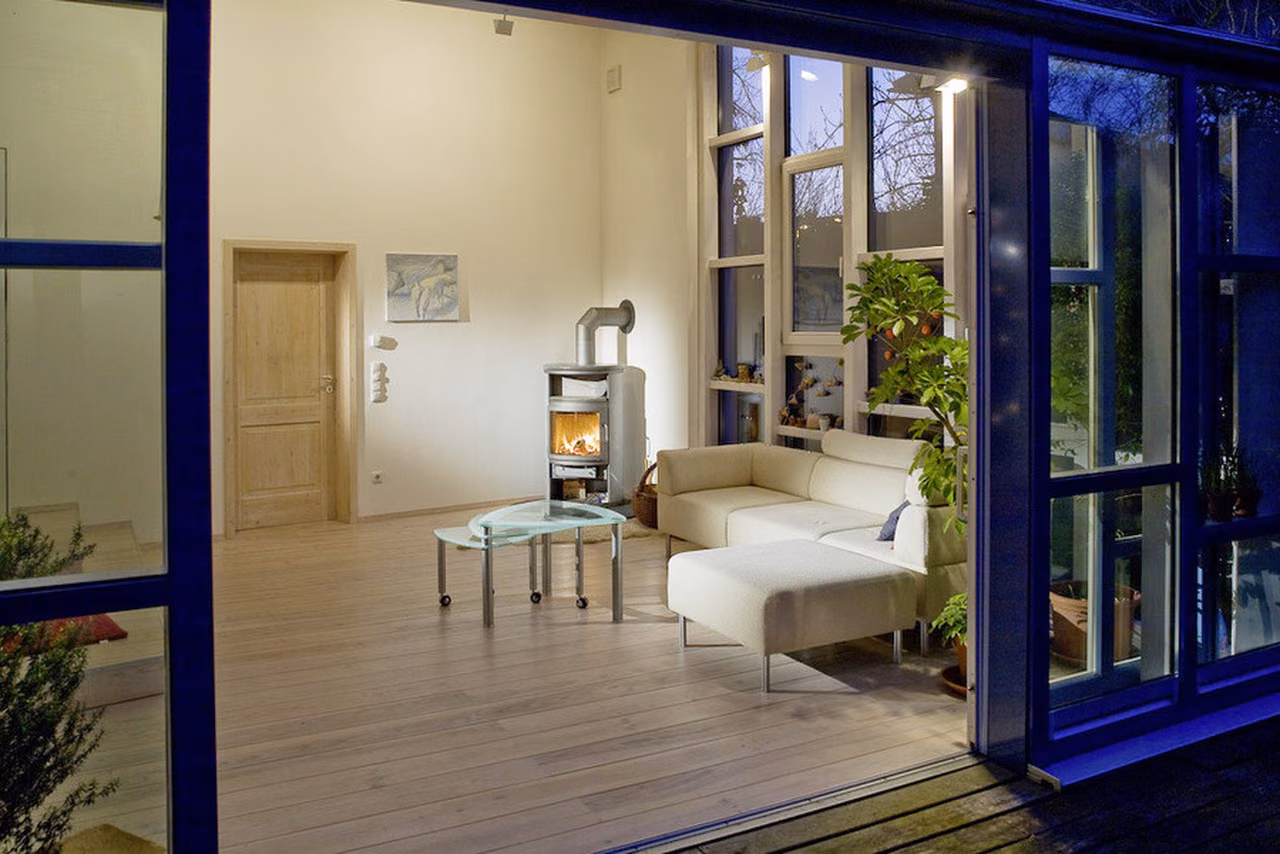 Wohnzimmer hinter blauen Fensterrahmen