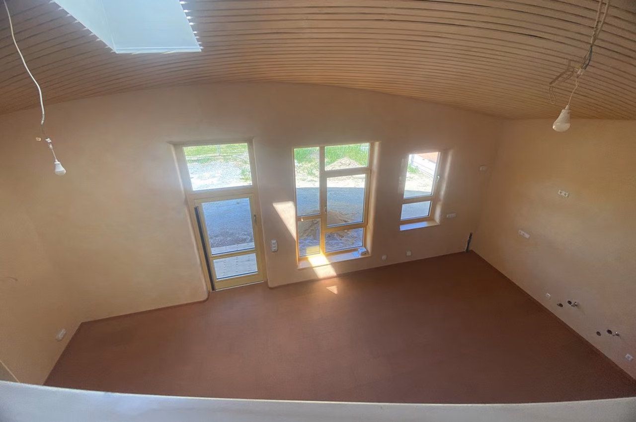 Raum mit Oberlicht und Fenstern zum Garten