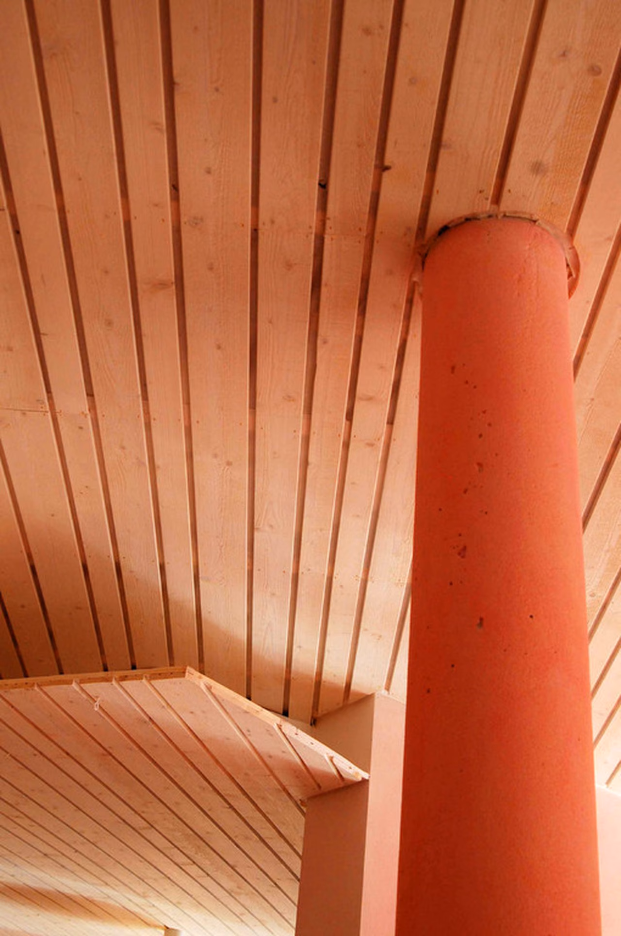 Raum mit Kugelleuchten und Holzdecke