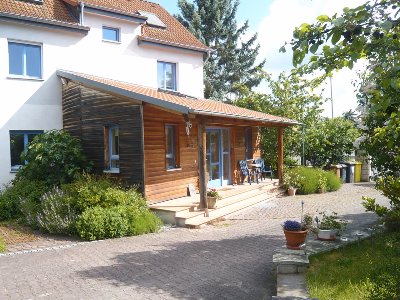 Holzverkleideter Anbau mit Terrasse im Garten
